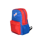 Mochila de poliéster azul y roja con el escudo del Club Nacional de Football en el centro. Cuenta con un bolsillo frontal con cierre y bolsillos laterales de malla.