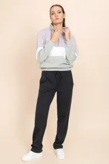 Pantalon deportivo de corte recto en color negro, con cintura elástica y cordón ajustable.