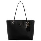 Cartera tipo tote bag Guess Noelle II, color negro, con textura saffiano o similar y herrajes dorados. Presenta el logo triangular de Guess en el frente y un llavero colgante con dos etiquetas rectangulares negras con el nombre de la marca.