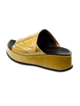 Sandalia con plataforma color naranja metalizado, con tira ancha sobre el empeine y plantilla negra.