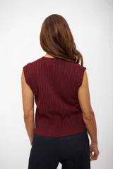 Chaleco de tejido de punto con diseño de ochos verticales, cuello en V y terminaciones acanaladas en el ruedo.
