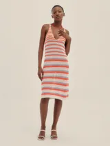 Vestido tejido a crochet con rayas horizontales en color naranja, lila y blanco.