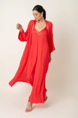 Túnica larga color borgoña de crepe con vivo de satén al tono.