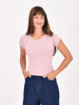 Remera de punto acanalado color rosado, de manga corta y cuello redondo.