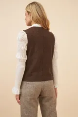 Chaleco marrón de punto abanico crochet. Prenda must have de la temporada.