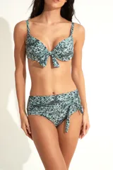Conjunto de bikini tiro alto con estampado animal print en tonos verde militar, compuesto por un corpiño con nudo central y una bombacha de tiro alto con detalle de lazo lateral.