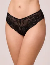 Panty estilo brazilian confeccionada en encaje floral suave con elasticidad, presenta un diseño con elástico ultraplano en la cintura y cobertura trasera mínima.