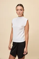 Top de calce entallado, sin mangas y con cuello alto, confeccionado en tejido texturado de líneas simples.