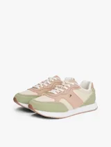 Zapatillas de estilo retro running con paneles de ante en tonos beige, rosa y verde. Presentan cierre con cordones, suela de EVA blanca y el monograma TH en el lateral.