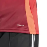 Camiseta de fútbol Adidas del Manchester United, modelo Home 24/25. Diseño rojo con detalles blancos en cuello y mangas. Incluye logo de Adidas, escudo del club y sponsor Snapdragon en el frente.