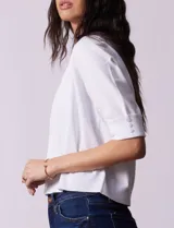 Bolero tejido color fucsia, marca Ninety, de manga corta con apliques de botones.