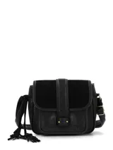 Cartera bandolera de ecocuero negro, con solapa frontal de cuero natural, compartimiento principal con broche imantado, bolsillo delantero, correa ajustable y llavero de cuero natural con flecos colgantes.