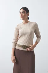 Sweater de tejido acanalado tipo rib, con cuello redondo y mangas largas, de silueta ajustada al cuerpo.