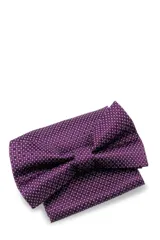 Moña amarilla con estampado floral y pañuelo de bolsillo a juego, presentados en caja negra.