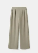 Pantalón verde militar de corte recto y tiro alto, con bolsillos laterales y pinzas frontales.