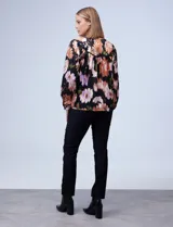 Blusa de satén estampado con cuello a la base y escote en V, marca Zac & Rachel.