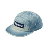 Gorro tipo camp cap Supreme de denim con lavado acid wash y parche rectangular con logo bordado en el frente.