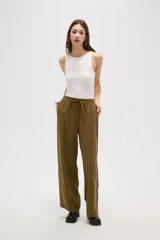 Pantalon de viscosa color verde militar, de corte ancho y tiro medio. Presenta cintura elástica con cordón de ajuste y costuras verticales decorativas en el frente.
