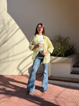Camisa oversize a rayas de manga larga, con cuello camisero y cierre frontal de botones.