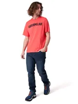 Remera Caterpillar de color salmón con estampado frontal en negro con el logotipo de la marca.