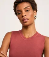 Blusa sin mangas de punto canelado negro, con cuello redondo y diseño ajustado al cuerpo.