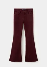 Pantalón de jean estilo bootcut o acampanado, confeccionado en algodón con elastano, de tiro medio y diseño clásico con bolsillos.