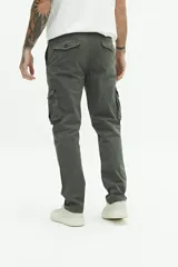 Pantalón cargo negro de corte recto sin puños, con bolsillos laterales con solapa y botón, bolsillos delanteros y traseros, y pasacintos en la cintura.