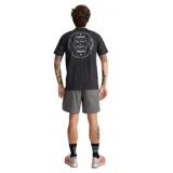 Short deportivo gris de poliéster reciclado y elastano, con cintura elástica y cordón ajustable.