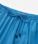 Pantalón pantalona azul, confeccionado en viscolino, con cintura elástica y lazo.