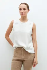Blusa de satén color blanco, sin mangas, con cuello redondo y diseño fluido.