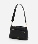 Cartera bandolera de poliuretano color marrón oscuro, con estructura firme y tamaño mediano. Cuenta con un bolsillo frontal con cierre, herrajes metálicos dorados, cierre principal y correa ajustable y desmontable.