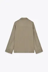 Camisa amarilla de lino con cuello solapa, escote pico, manga larga con botones y cierre frontal con botones.