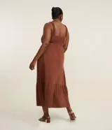 Vestido midi de Ashua confeccionado en algodón, de color marrón, con escote cuadrado, tirantes fruncidos con volados y diseño escalonado en la falda.