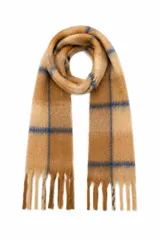 Bufanda de tejido suave y esponjoso con diseño de cuadros grandes en tonos beige, gris y amarillo, terminada con flecos en los extremos.