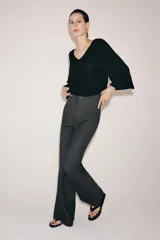 Top fluido de punto liso en color blanco, con escote en V pronunciado y mangas cortas amplias.