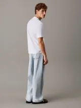 Remera blanca de algodón con cuello redondo y logo Calvin Klein estampado en azul en el pecho.