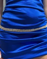 Cinturón fino de metal dorado con incrustaciones de strass brillante, diseñado para usar a la cadera.