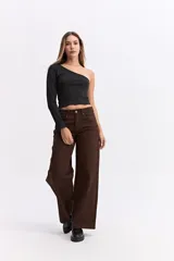 Remera de manga larga con diseño de un solo hombro, confeccionada en algodón, con ajuste al cuerpo.