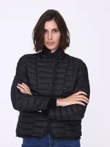 Campera negra matelaseada con volados en el frente y ruedo.