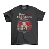 Remera negra de algodón con estampa frontal inspirada en Foo Fighters, con diseño de temática extraterrestre y urbana.