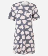 Camisón corto de viscosa color gris con estampado de corazones rosados, cuello redondo, mangas cortas y bolsillo pequeño en el pecho.