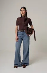 Jean de denim 100% algodón con corte wide leg y tiro alto, de color azul clásico.