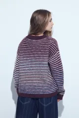 Sweater de tejido de punto con diseño de rayas horizontales en tonos bordó y celeste. Presenta cuello redondo, corte holgado y mangas largas con puños ajustados.
