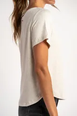 Remera color arena de corte holgado y mangas cortas.