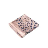 Pashmina de viscosa liviana con estampado floral multicolor y terminación de pompones decorativos en las puntas.