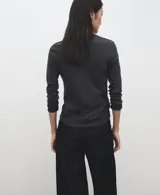 Remera de manga larga gris oscuro, de corte ajustado y cuello redondo.