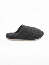 Pantuflas cerradas de estilo clásico, color gris con textura tejida en la parte superior e interior forrado en piel sintética suave. Cuenta con suela de goma y etiqueta de la marca Grego en la plantilla.