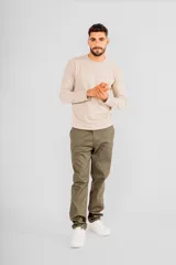 Pantalón chino de hombre, color verde oliva, de corte recto y tiro medio, con bolsillos laterales y traseros.