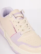 Zapatillas acordonadas color blanco con recortes en símil cuero y gamuza color beige. Plataforma recta de 3,5cm.