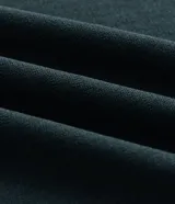 Suéter de corte regular, cuello redondo y manga larga, confeccionado en tejido de viscosa con textura suave y caída ligera.
